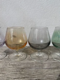 6 verres à pied ballon multicolores