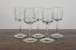 5 verres à pied à digestif en cristal gravé frise feuilles de lauriers