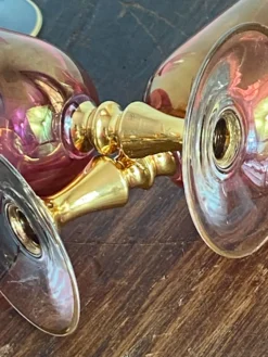 Verres à pied en cristal coloré irisé