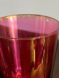Verres à pied en cristal coloré irisé