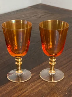 Verres à pied en cristal coloré irisé