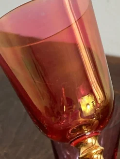 Verres à pied en cristal coloré irisé