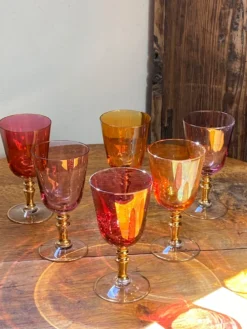 Verres à pied en cristal coloré irisé