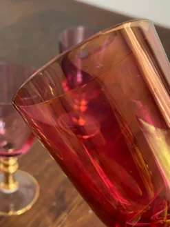 Verres à pied en cristal coloré irisé