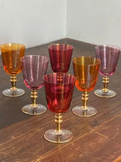 Verres à pied en cristal coloré irisé