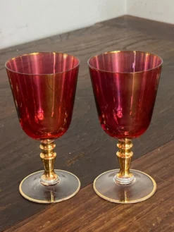Verres à pied en cristal coloré irisé
