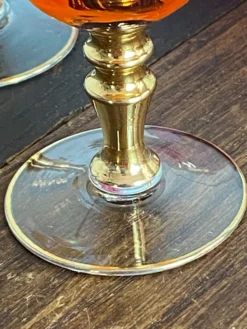 Verres à pied en cristal coloré irisé