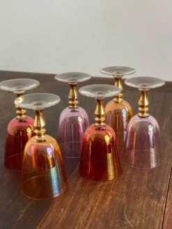 Verres à pied en cristal coloré irisé