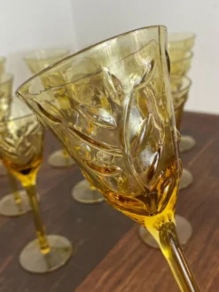 Verres à pied en verre ambré