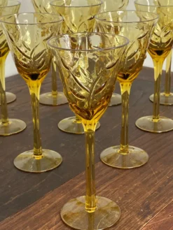 Verres à pied en verre ambré