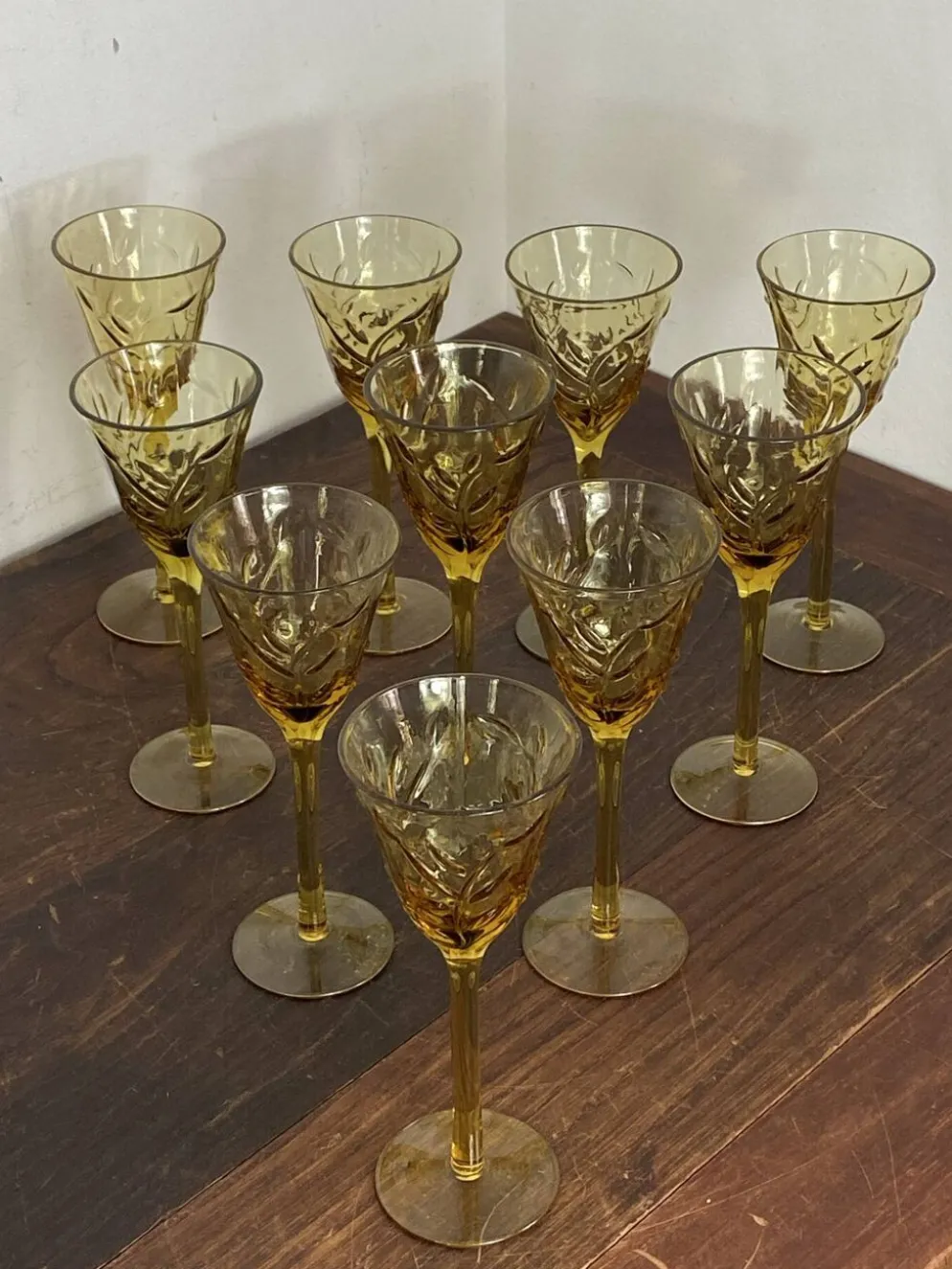 Verres à pied en verre ambré