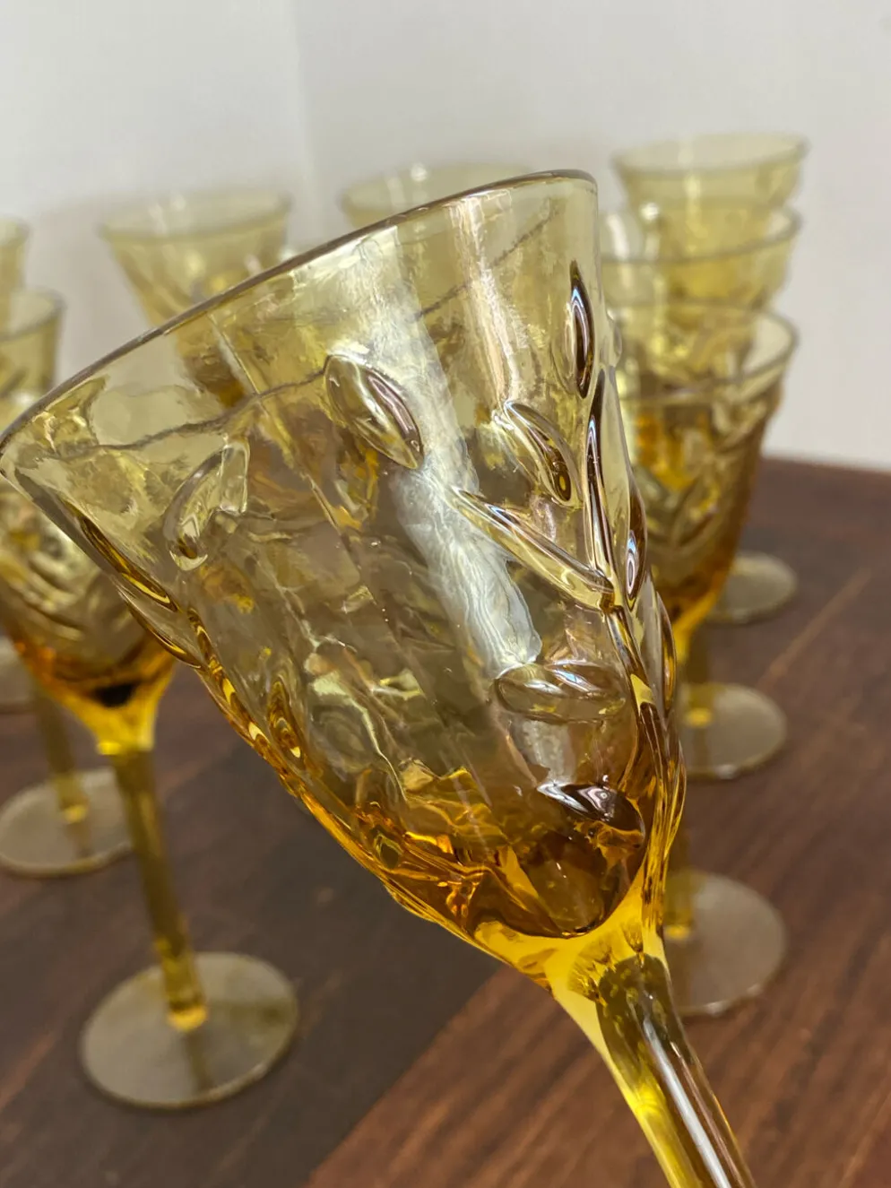Verres à pied en verre ambré