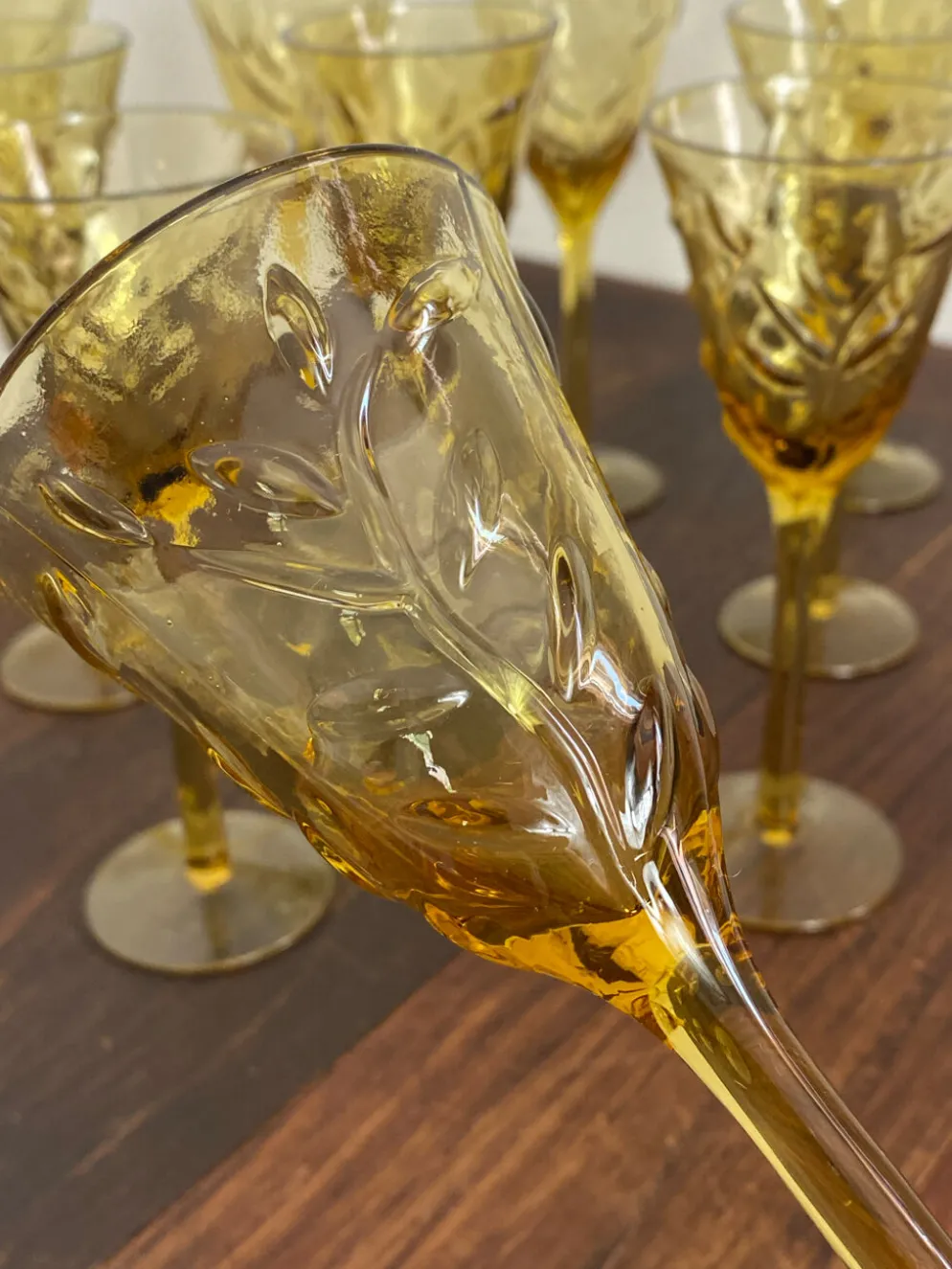 Verres à pied en verre ambré