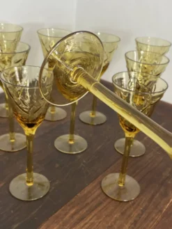 Verres à pied en verre ambré
