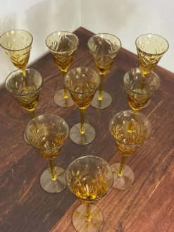 Verres à pied en verre ambré