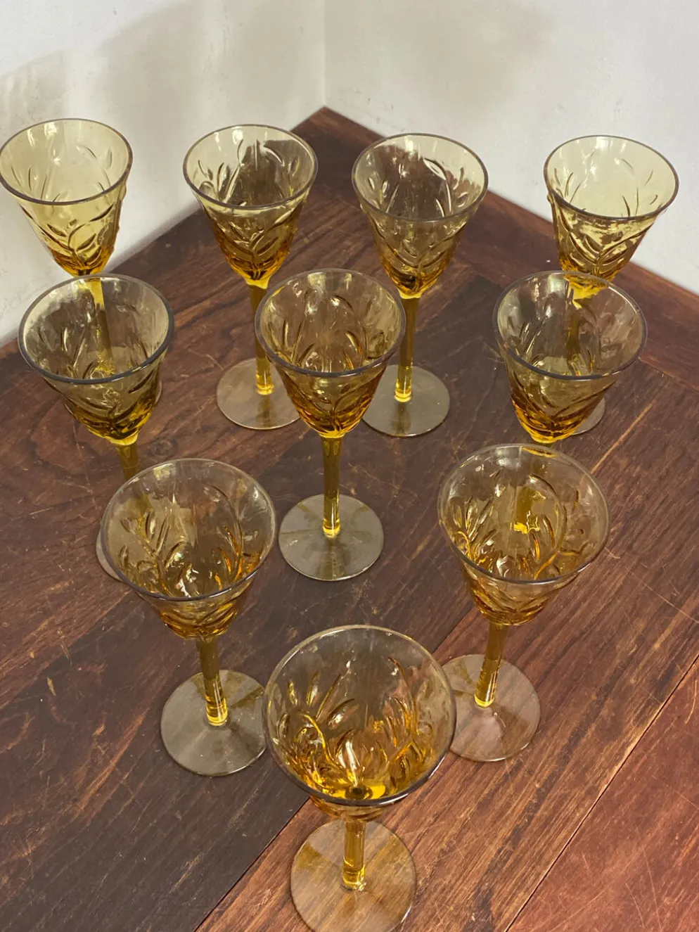 Verres à pied en verre ambré