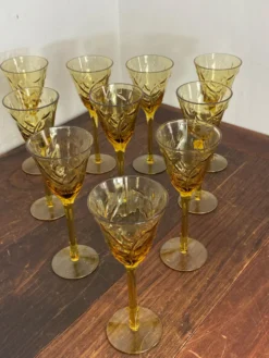 Verres à pied en verre ambré
