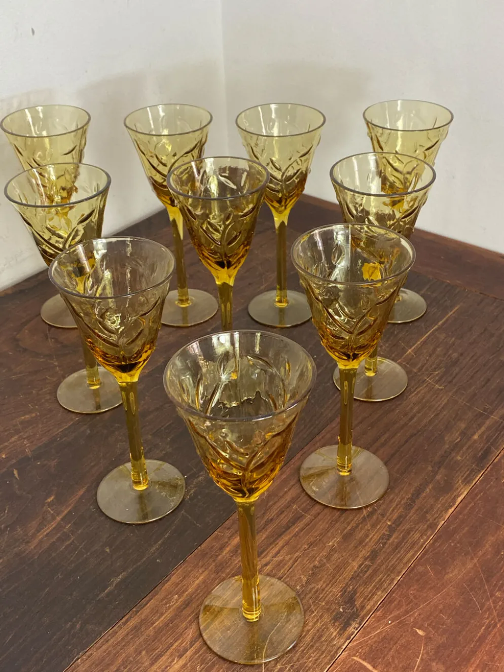 Verres à pied en verre ambré
