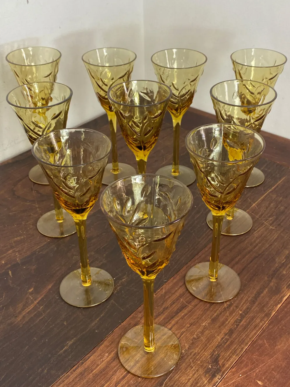 Verres à pied en verre ambré