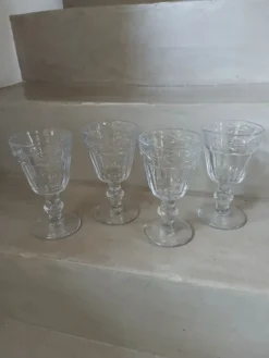 4 verres à pied en verre épais