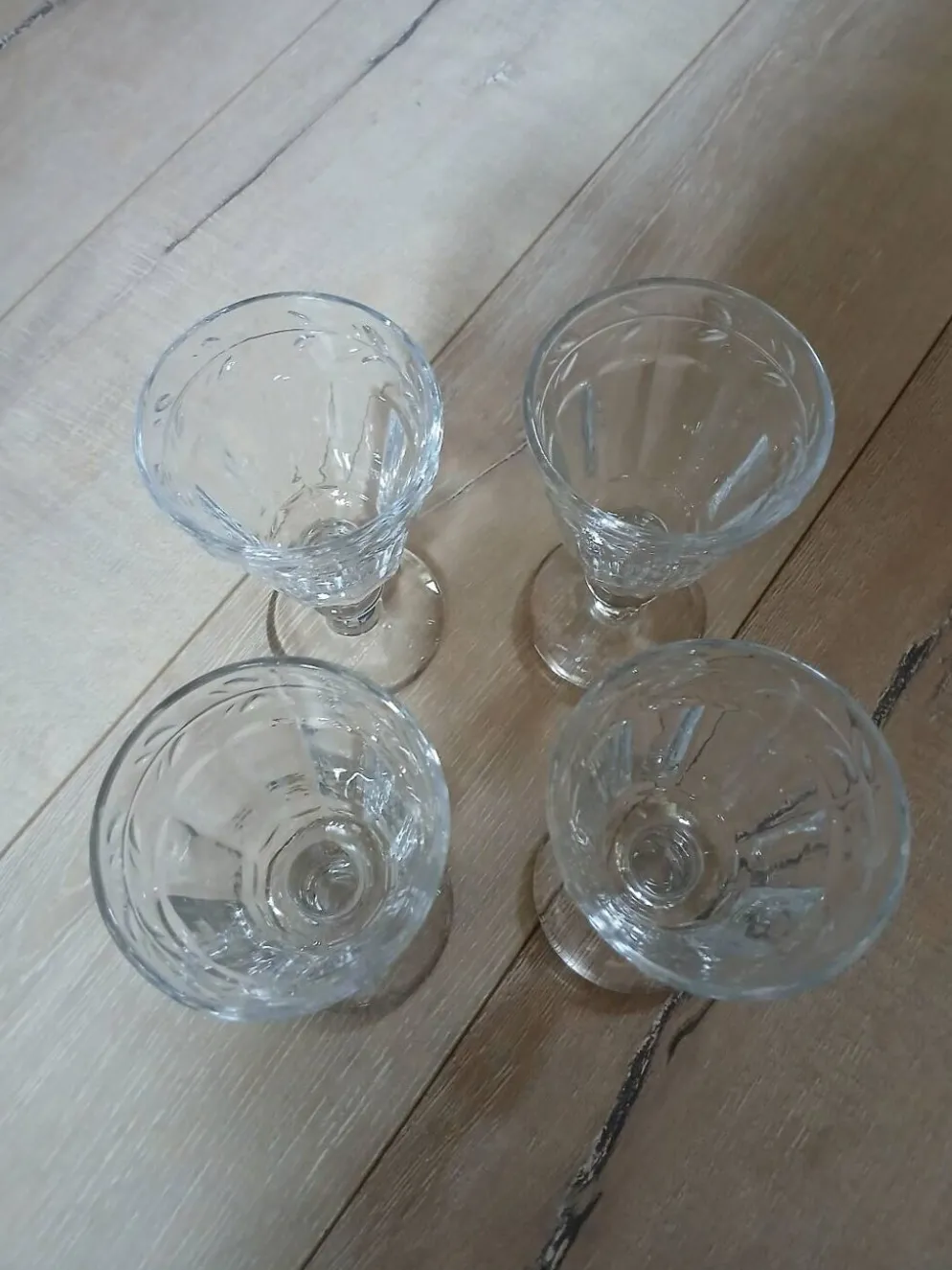 4 verres à pied en verre épais