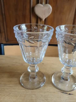 4 verres à pied en verre épais