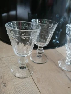 4 verres à pied en verre épais
