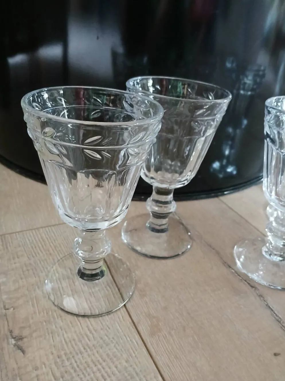 4 verres à pied en verre épais
