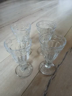 4 verres à pied en verre épais