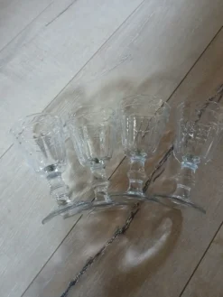 4 verres à pied en verre épais