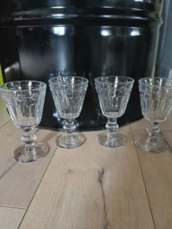 4 verres à pied en verre épais