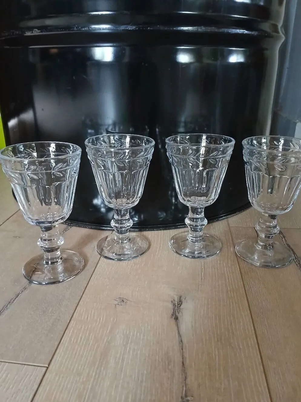 4 verres à pied en verre épais