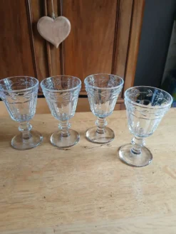 4 verres à pied en verre épais