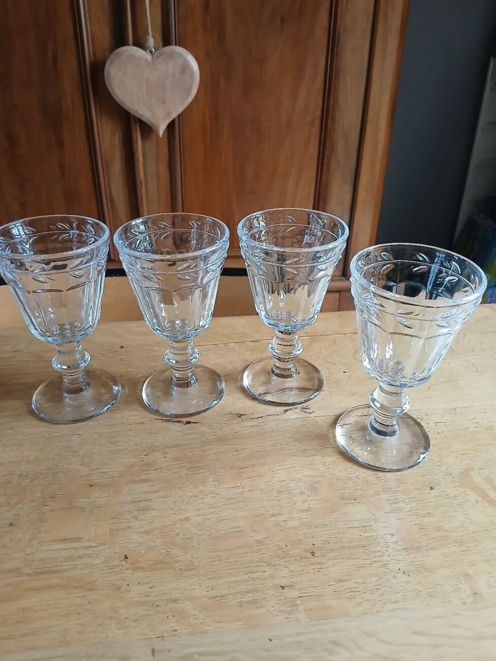 4 verres à pied en verre épais