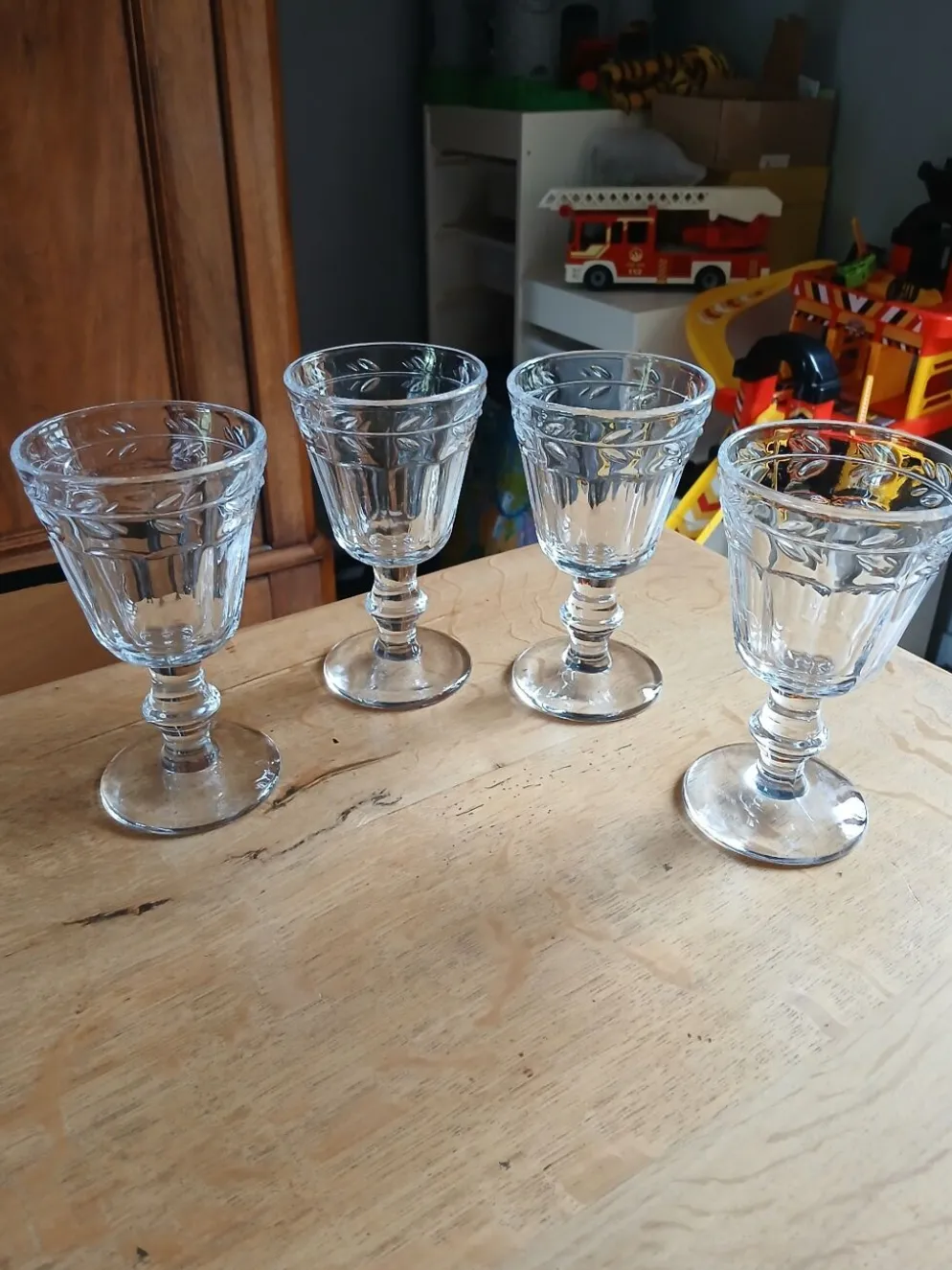4 verres à pied en verre épais