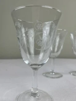 Verres à pied gravés