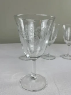 Verres à pied gravés