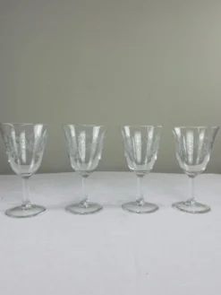 Verres à pied gravés