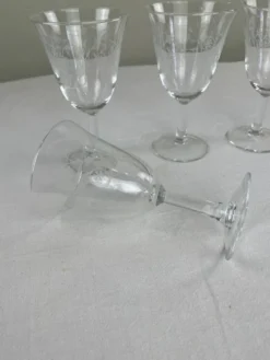Verres à pied gravés