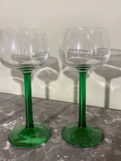 4 verres à pied vert