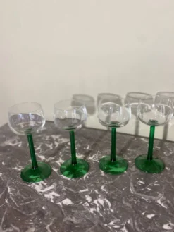 4 verres à pied vert