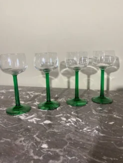 4 verres à pied vert
