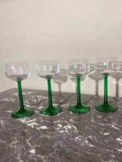 4 verres à pied vert