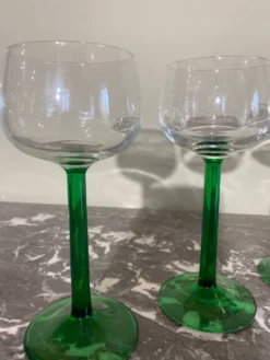 4 verres à pied vert