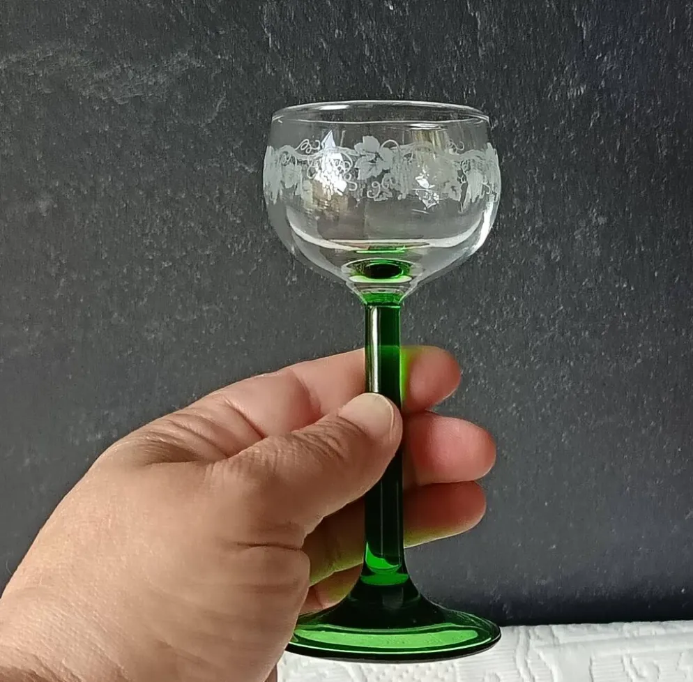 VERRES à pied vert émeraude, motif vigne