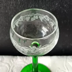 VERRES à pied vert émeraude, motif vigne