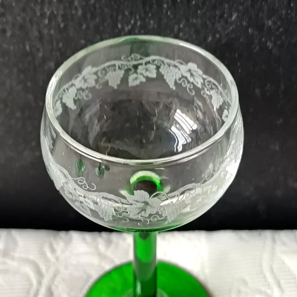 VERRES à pied vert émeraude, motif vigne