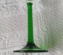 VERRES à pied vert émeraude, motif vigne