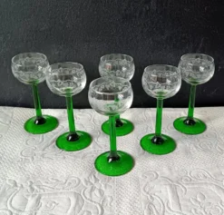 VERRES à pied vert émeraude, motif vigne