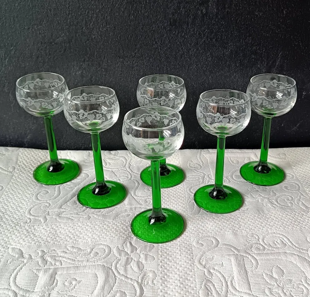 VERRES à pied vert émeraude, motif vigne